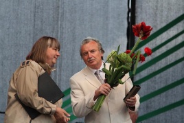 Kastyčiui Paviloniui apdovanojimą įteikia LŽS Alytaus skyriaus pirmininkė Alma Mosteikaitė, Zenono Šilinsko nuotr.